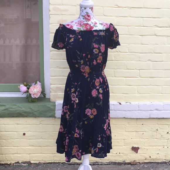 ๐ธHost Pick๐ธCold shoulder floral Navy Dress - Picture 2 of 8
